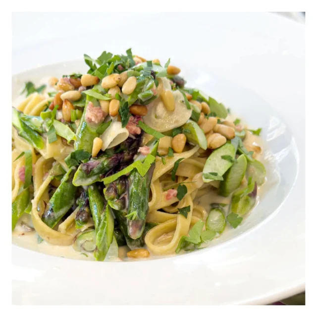 Fettuccine Asparagi // House-made Fettuccine, local organic asparagus, pancetta ham, pinot grigio, cream and Parmigiano Reggiano.
.
#fettuccine #minneapolis #downtown #zelompls #asparagus #italiancuisine